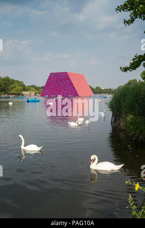 Les cygnes tuberculés entourent Christo et Jeanne-Claude's sculpture temporaire le mastaba de Londres sur la serpentine, à Hyde Park, Londres, UK Banque D'Images