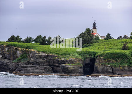 Phare du cap Flattery Tatoosh Island, sur réservation, les Makah et la péninsule Olympique, l'état de Washington, USA. Banque D'Images