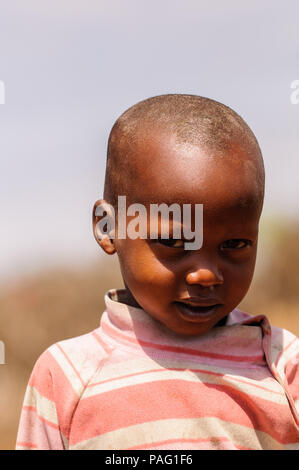 AMBOSELI, KENYA - 10 octobre 2009 : Portrait d'une petite fille non identifiée Massai au Kenya, 10 Oct 2009. Massai sont une ethnie Nilotique Banque D'Images