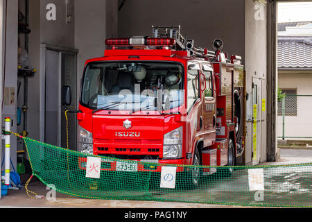 Feu rouge vif stationnés à moteur Fire Station à Tokyo, Japon Banque D'Images