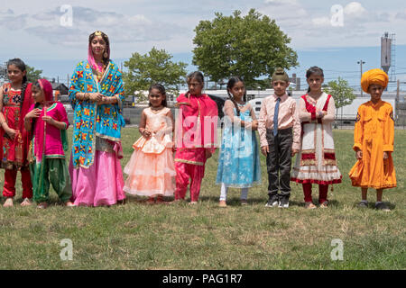 Les jeunes garçons et filles de tous âges se tenir à vivre pour un concours de mode à l'Jeux Gurmat Sikh à Smokey Park dans le sud de Richmond Hill, Queens, Banque D'Images