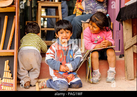 Pérou - Novembre 3, 2010 : Trois enfants jouer dans leur undentified père shop au Pérou, Nov 3, 2010. Plus de 50 pour cent des personnes au Pérou vivent sous le Banque D'Images