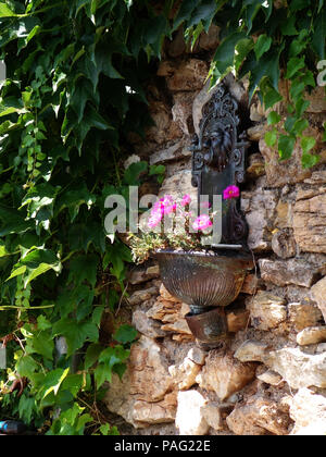 De plus près vue sur la cour et terrasse d'une merveilleuse maison privée près de Magalas dans la région Languedoc-Roussillon, France Banque D'Images