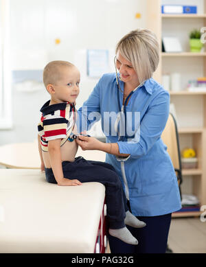 Doctor examining boy using stethoscope Banque D'Images