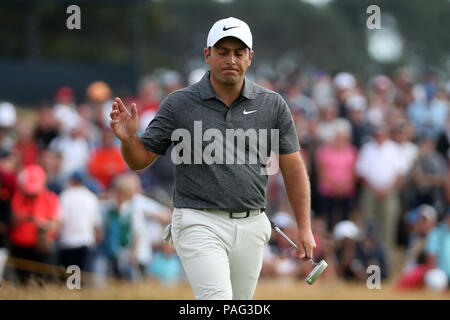 L'Italie Francesco Molinari réagit sur le 16e vert pendant le jour 4 de l'Open Championship 2018 à Carnoustie Golf Links, Angus. Banque D'Images