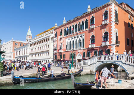 Déchargement gondoles touristes en face de l'hôtel Danieli , Rio del Vin, Riva degli Schiavonni, Castello, Venise, Vénétie, Italie. Banque D'Images