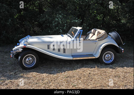 Une magnifique voiture de sport deux places, la 2,8 ltr Panther Kallista vu ici l'escalade petites collines autour de la belle région du Languedoc Banque D'Images