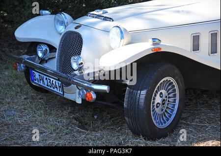 Une magnifique voiture de sport deux places, la 2,8 ltr Panther Kallista vu ici l'escalade petites collines autour de la belle région du Languedoc Banque D'Images