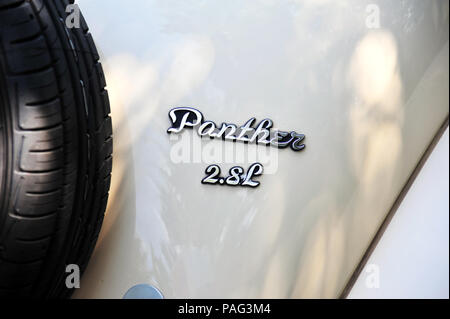 Une magnifique voiture de sport deux places, la 2,8 ltr Panther Kallista vu ici l'escalade petites collines autour de la belle région du Languedoc Banque D'Images