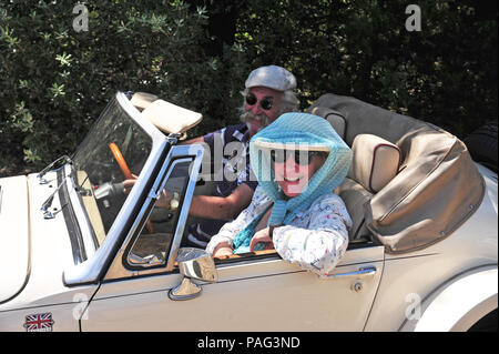 2 grands amis dans une magnifique voiture de sport deux places, la 2,8 ltr Panther Kallista vu ici en grimpant les collines autour de la belle région du Languedoc Banque D'Images