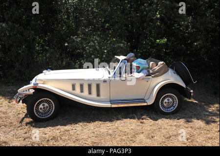 2 grands amis dans une magnifique voiture de sport deux places, la 2,8 ltr Panther Kallista vu ici en grimpant les collines autour de la belle région du Languedoc Banque D'Images