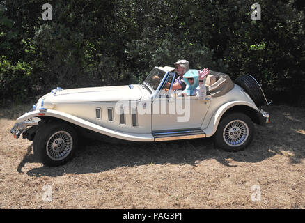 2 grands amis dans une magnifique voiture de sport deux places, la 2,8 ltr Panther Kallista vu ici en grimpant les collines autour de la belle région du Languedoc Banque D'Images