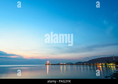 Beau paysage naturel de la lumière reflétant la surface à Nathon Pier et voile sur ciel coloré crépuscule après le coucher du soleil sur la mer à Ko Samui Banque D'Images