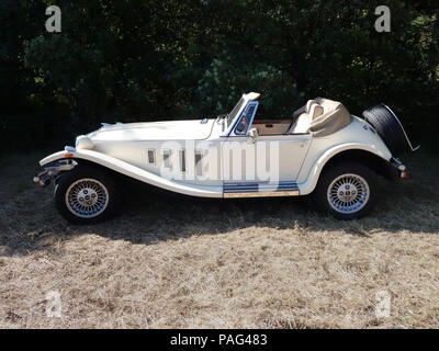 Une magnifique voiture de sport deux places, la 2,8 ltr Panther Kallista vu ici l'escalade petites collines autour de la belle région du Languedoc Banque D'Images