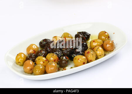 Olives vertes et noires sur la plaque Banque D'Images