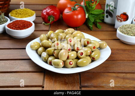 Olives farcies poivrons rouge vert Banque D'Images