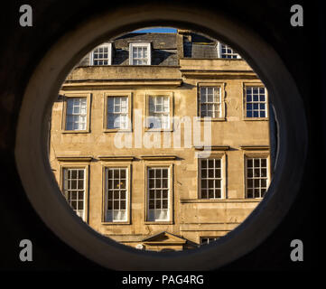 Voir de fenêtres à guillotine géorgiennes par châssis circulaire Banque D'Images