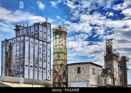 Minsk, Belarus - Juillet 7, 2018 : boulangerie à grande échelle, de séchage des céréales et des systèmes de stockage silo dans la mécanisation de boulangerie. Banque D'Images