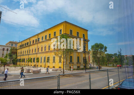 Bâtiments colorés traditionnels de l'architecture dans le centre de Tirana, Albanie. Tirana, capitale de l'Albanie, l'Europe du Sud-Est Banque D'Images