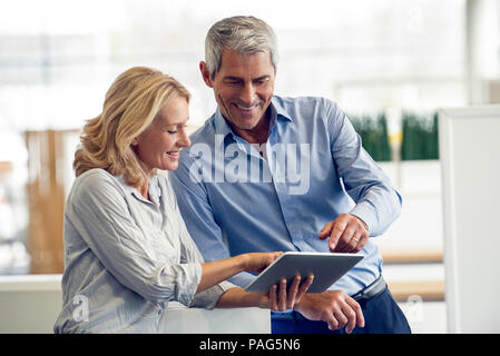 Businesspeople using digital tablet Banque D'Images