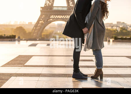 Couple qui s'embrassent à la Tour Eiffel Banque D'Images