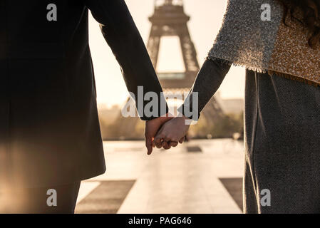 Couple en train de marcher en direction de la Tour Eiffel Banque D'Images