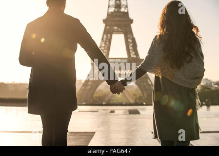 Couple en train de marcher en direction de la Tour Eiffel Banque D'Images