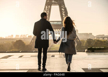 Couple en train de marcher en direction de la Tour Eiffel Banque D'Images