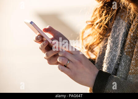 Femme à l'aide de smart phone Banque D'Images