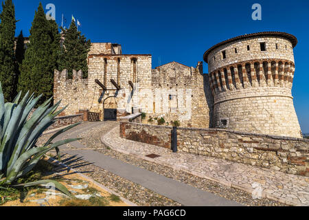 Château sur la colline Cidneo (Chidneo) dans le nord-est du centre historique de Brescia. Italie Banque D'Images