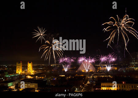 Spectacle de feux d'artifice le soir du Réveillon à Sacramento, en Californie. Banque D'Images