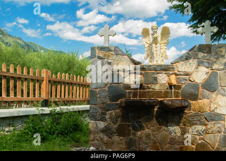 Vue de face de la fontaine de l'église cour intérieure, l'Albanie, de l'Europe Banque D'Images