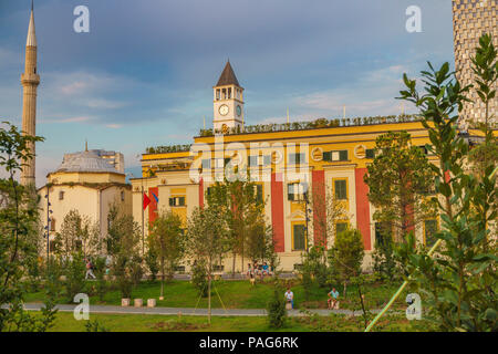 La Mairie de Tirana, Albanie situé dans la place Skanderbeg. Tirana est la capitale de l'Albanie Banque D'Images