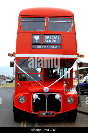 Mariage, transport, Londres, bus rouge vintage 1965 Banque D'Images