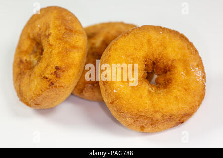 Plain donuts sur une table en attente d'être mangés Banque D'Images