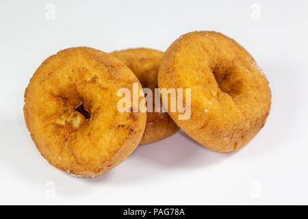 Plain donuts sur une table en attente d'être mangés Banque D'Images