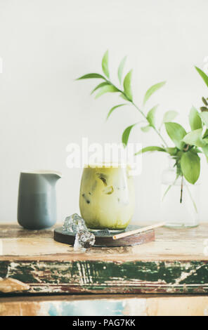 Matcha latte glacé verre dans le verre, le mur blanc à l'arrière-plan Banque D'Images