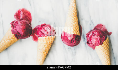 Naturel de fusion sorbet framboise glace boules à cônes alvéolés doux Banque D'Images