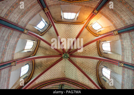 Vue détaillée du plafond de l'abside de l'ancienne Eglise Saint-Martin-des-Champs prieuré qui contient maintenant le Musée des Arts et Métiers, Paris. Banque D'Images