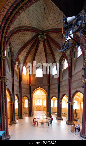 L'abside de l'ancienne Eglise Saint-Martin-des-Champs contient le Prieuré le pendule de Foucault d'origine dans le cadre du Musée des Arts et Métiers. Banque D'Images