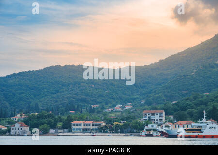 Un paysage extraordinaire vue sur les villages côtiers de la baie de Kotor. Paysage méditerranéen d'été au Monténégro, sur la baie de Kotor, Mer Adriatique. Banque D'Images