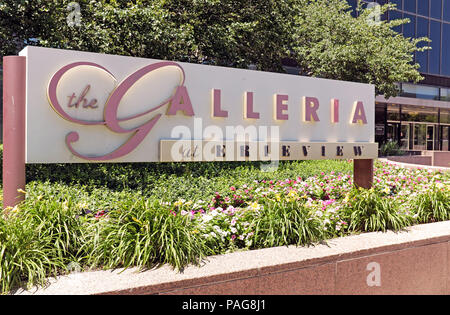 Le Galleria à Erieview affiche à l'extérieur de la galerie marchande de deux étages et 40 étages Erieview office tower dans le centre-ville de Cleveland, Ohio, USA. Banque D'Images