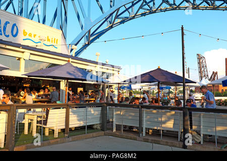 Les repas à l'extérieur l'été et boire au coucher du soleil à Taco côtières dans le quartier des divertissements de Cleveland Appartements à Cleveland, Ohio, USA. Banque D'Images