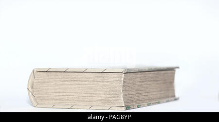 Close up.d'épaisseur livre fermé sur fond blanc Banque D'Images