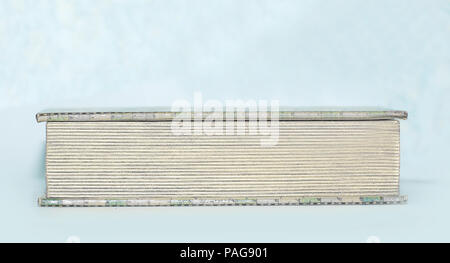 Close up.d'épaisseur livre fermé sur fond blanc Banque D'Images