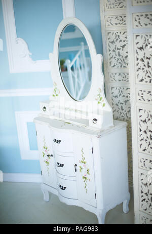 Commode avec miroir élégant dans la chambre. Banque D'Images