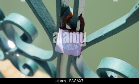 Un amour avec un baiser de mark, enchaînés sur le rail métallique d'un pont. Un amour ou l'amour de verrouillage verrouillage cadenas amoureux qui à un pont, clôture, portail, ou Banque D'Images