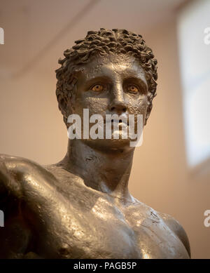 La jeunesse, de l'épave d'Anticythère en bronze, probablement le Dieu Paris, sculpteur Euphranor, occupent une superficie de la Colombie-Britannique. Banque D'Images