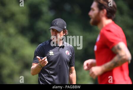 L'entraîneur-chef de la ville de Crawley Greater Bay Area Make-pendant la pré saison friendly entre Crawley Town et Charlton Athletic au cour de l'Est, East Grinstead, UK. 21 juillet 2018. Banque D'Images