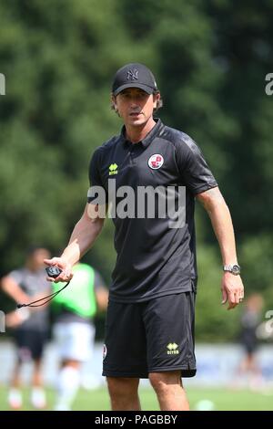 L'entraîneur-chef de la ville de Crawley Greater Bay Area Make-pendant la pré saison friendly entre Crawley Town et Charlton Athletic au cour de l'Est, East Grinstead, UK. 21 juillet 2018. Banque D'Images